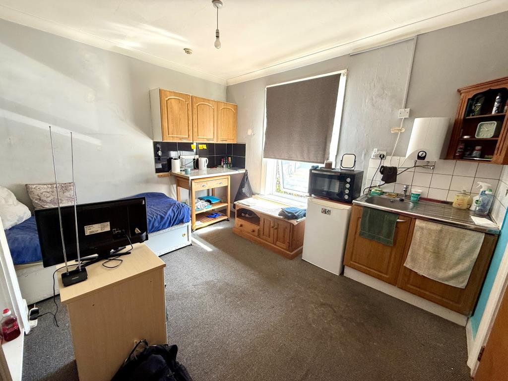 Lot: 171 - RESIDENTIAL INVESTMENT WITH POTENTIAL - Room three